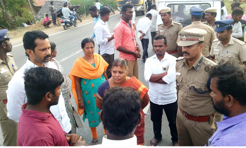 மாணவர்கள் போராட்டத்தால் புதிதாக திறந்த டாஸ்மாக் கடையை பூட்டிய அதிகாரிகள்