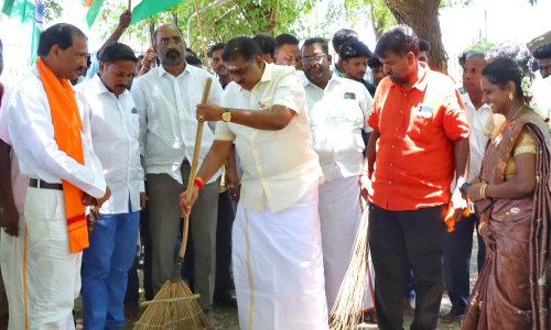 கீழூர் நினைவு சின்னத்தை சுத்தம் செய்த பா.ஜ.க.வினர்