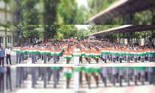 விகாஸ் வித்யாலயா மெட்ரிக் பள்ளியில் சுதந்திர தின விழா பேரணி