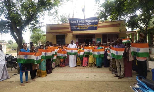 கீழப்பாவூர் அருகே வீடுகள் தோறும் தேசிய கொடி