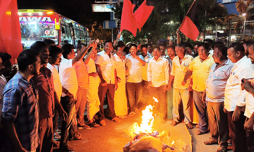 பா.ஜ.க.வினரை கண்டித்து தி.மு.க.வினர் மறியல்