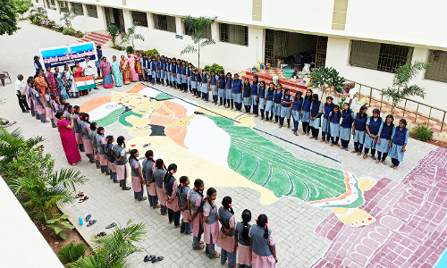 பள்ளி மாணவிகள் வரைந்த 2 ஆயிரம் சதுர அடி பாரதமாதா படம்