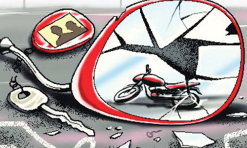 மண் லாரி மோதி வாலிபர் காயம்