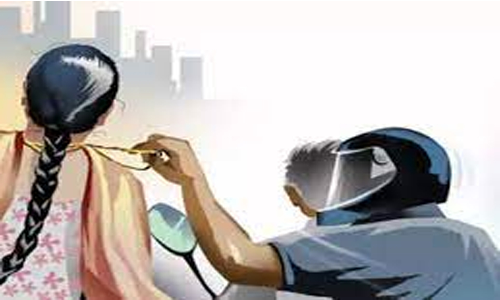 கல்லூரி பேராசிரியையிடம் செயின் பறிப்பு