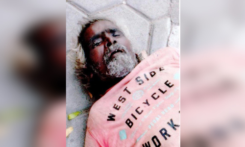 சேலம் அரசு ஆஸ்பத்திரி அருகில் இறந்து கிடந்த முதியவர் யார்?