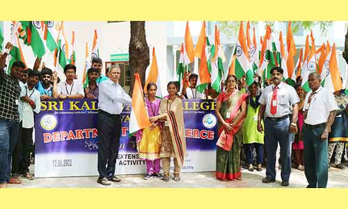 வீடு, வீடாக தேசிய கொடிகள் வழங்கல்