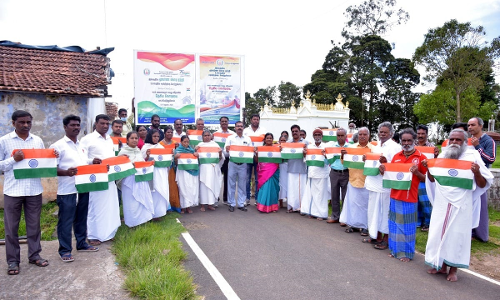 கோத்தகிரியில் பழங்குடியின மக்களுக்கு தேசிய கொடி வினியோகம்