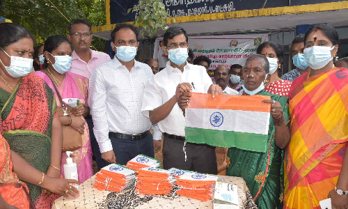 சாதியை காட்டி அனுமதி மறுக்கப்பட்ட விவகாரம்- ஊராட்சி மன்ற தலைவரை தேசியக் கொடி ஏற்ற வைத்தார்  தலைமைச் செயலாளர் இறையன்பு