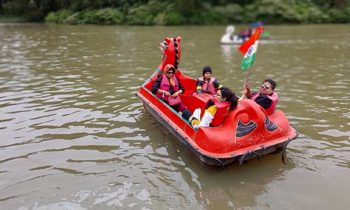 3 நாள் தொடர் விடுமுறை: நீலகிரி, வால்பாறையில் குவிந்த சுற்றுலா பயணிகள் 3 நாள் தொடர் விடுமுறை: நீலகிரி, வால்பாறையில் குவிந்த சுற்றுலா பயணிகள்