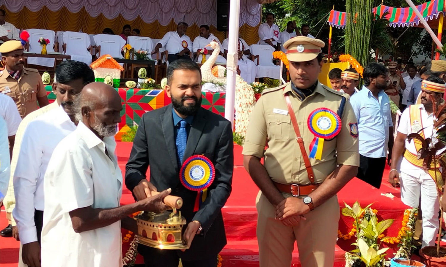 தென்காசியில் சுதந்திரதின விழா - 206 பேருக்கு நற்சான்றிதழ், விருது- கலெக்டர் ஆகாஷ் வழங்கினார் தென்காசியில் சுதந்திரதின விழா - 206 பேருக்கு நற்சான்றிதழ், விருது- கலெக்டர் ஆகாஷ் வழங்கினார்