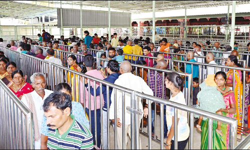 ஸ்ரீகாளஹஸ்தி, காணிப்பாக்கம் கோவில்களில் பக்தர்கள் கூட்டம் அலைமோதல்