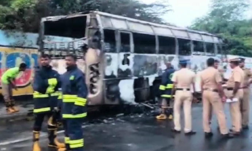 தாம்பரம் பஸ்நிலையம் அருகே மோட்டார் சைக்கிளில் மோதி தனியார் பஸ் தீப்பிடித்து எரிந்தது