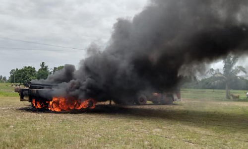 மேம்பால பணிக்கு இரும்பு பொருட்கள் ஏற்றிவந்த போது உயர் அழுத்த மின்கம்பி உரசியதில் லாரி தீப்பிடித்து எரிந்தது