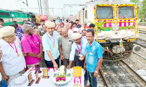 வைகை எக்ஸ்பிரஸ் ரெயிலுக்கு 45 வயது: மதுரையில் கேக் வெட்டி கொண்டாடிய பயணிகள்
