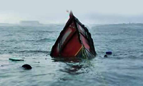 சிதம்பரம் அருகே  படகு கவிழ்ந்து மீனவர் பலி