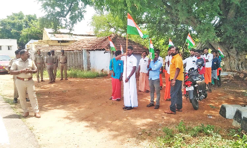 தேசிய கொடியுடன் பேரணி சென்ற இந்து முன்னணியினர் கைது