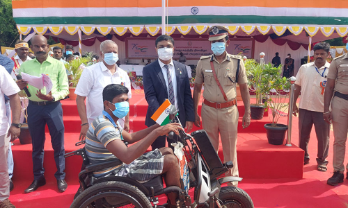 கள்ளக்குறிச்சியில் சுதந்திர தின விழா  321  பயனாளிகளுக்கு  நலத்திட்ட உதவிகள்  கலெக்டர் ஷ்ரவன் குமார் வழங்கினார்