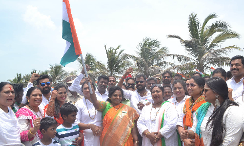 75 படகுகளில் தேசிய கொடியுடன் கடலில் குப்ைபகள் சேகரிக்கும் நிகழ்ச்சி-கவர்னர் தமிழிசை கொடியசைத்து தொடங்கி வைத்தார்