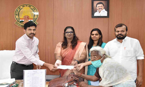 இந்திரா சுந்தரம் அறக்கட்டளை சார்பில் மூதாட்டிக்கு வீடு வாங்க நிதியுதவி