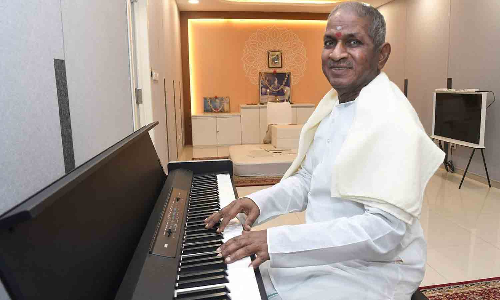 தேசிய கொடி ஏற்றி மரியாதை செலுத்திய இளையராஜா