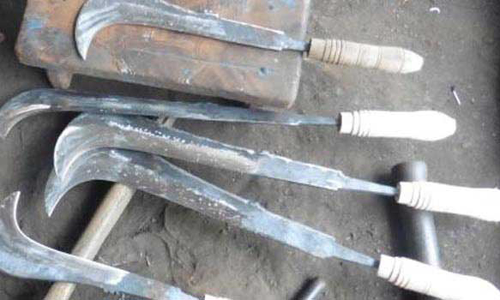 மது குடிக்க பணம் தர மறுத்த வாலிபருக்கு அரிவாள் வெட்டு