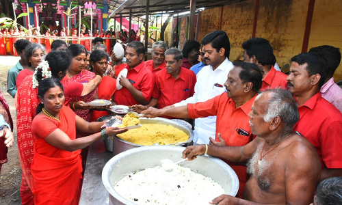 ஆடிப்பூர விழா   விழுப்புரம் ஆதிபராசக்தி கோவிலில் பாலாபிஷேகம்- அன்னதானம்