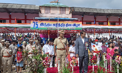கிருஷ்ணகிரியில்    சுதந்திர தின விழா கொண்டாட்டம்-  கலெக்டர் தேசிய கொடியை ஏற்றி வைத்தார்