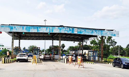 சுங்கச்சாவடியை 15 கி.மீ தூரத்திற்கு தள்ளி அமைக்க வேண்டும்