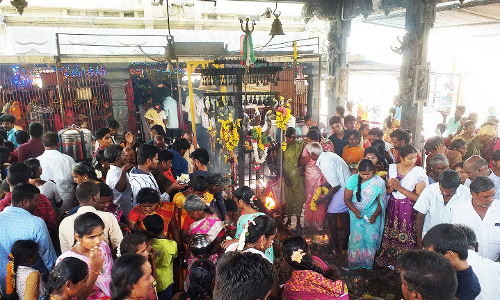 புதூர் மாரியம்மன் கோவிலில் பக்தர்கள் கூட்டம்