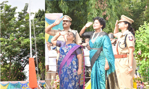 புதுக்கோட்டையில் சுதந்திர தினவிழா - கலெக்டர்  கவிதா  ராமு தேசிய கொடியை ஏற்றினார்