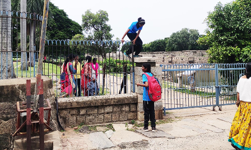 வேலூர் கோட்டையில் சுற்றுலா பயணிகள் குவிந்தனர்