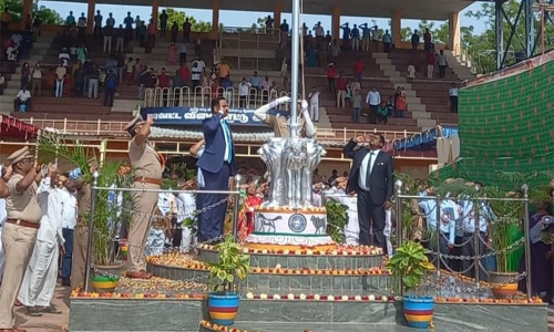 கலெக்டர் மேகநாதரெட்டி தேசியக்கொடி ஏற்றினார்