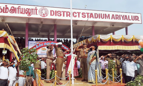அரியலூரில் சுதந்திரதினவிழா - தேசிய கொடியை கலெக்டர் ரமண சரஸ்வதி ஏற்றினார்
