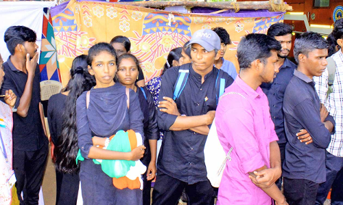 ஸ்பீக்கர் கோளாறால் தடைபட்ட கலை நிகழ்ச்சி- கறுப்பு சட்டையுடன் வந்தவர்களால் பரபரப்பு