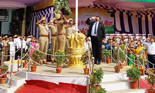 கரூரில் சுதந்திர தினவிழா - கலெக்டர் பிரபு சங்கர் தேசிய  கொடியை ஏற்றினார்