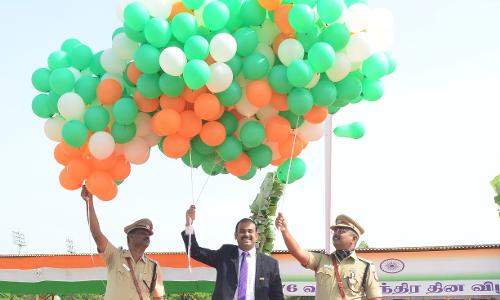 கோவையில் சுதந்திர தின விழா-கலெக்டர் சமீரன் கொடியேற்றினார்