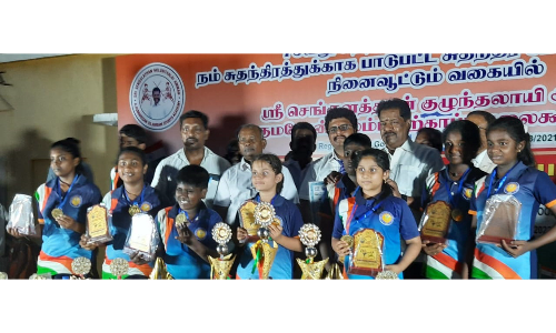 மாநில அளவிலான சிலம்பம் போட்டியில் தங்கம் வென்ற மாணவர்கள்