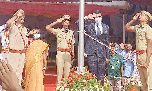 தேசியக் கொடி ஏற்றி கலெக்டர் அருண் தம்புராஜ் மரியாதை