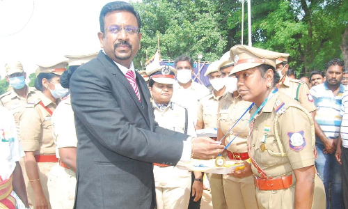 கலெக்டர் தினேஷ் பொன்ராஜ் ஆலிவர் தேசியக்கொடி ஏற்றி வைத்து மரியாதை