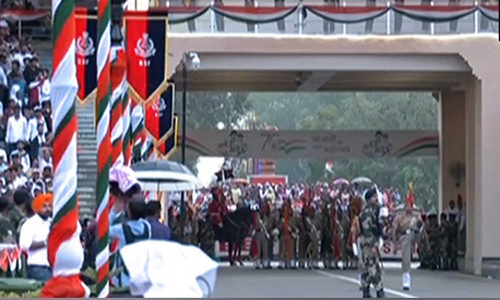 அட்டாரி வாகா எல்லையில் கொடி இறக்கும் நிகழ்வு - வீறுநடை போட்ட இந்திய வீரர்கள்