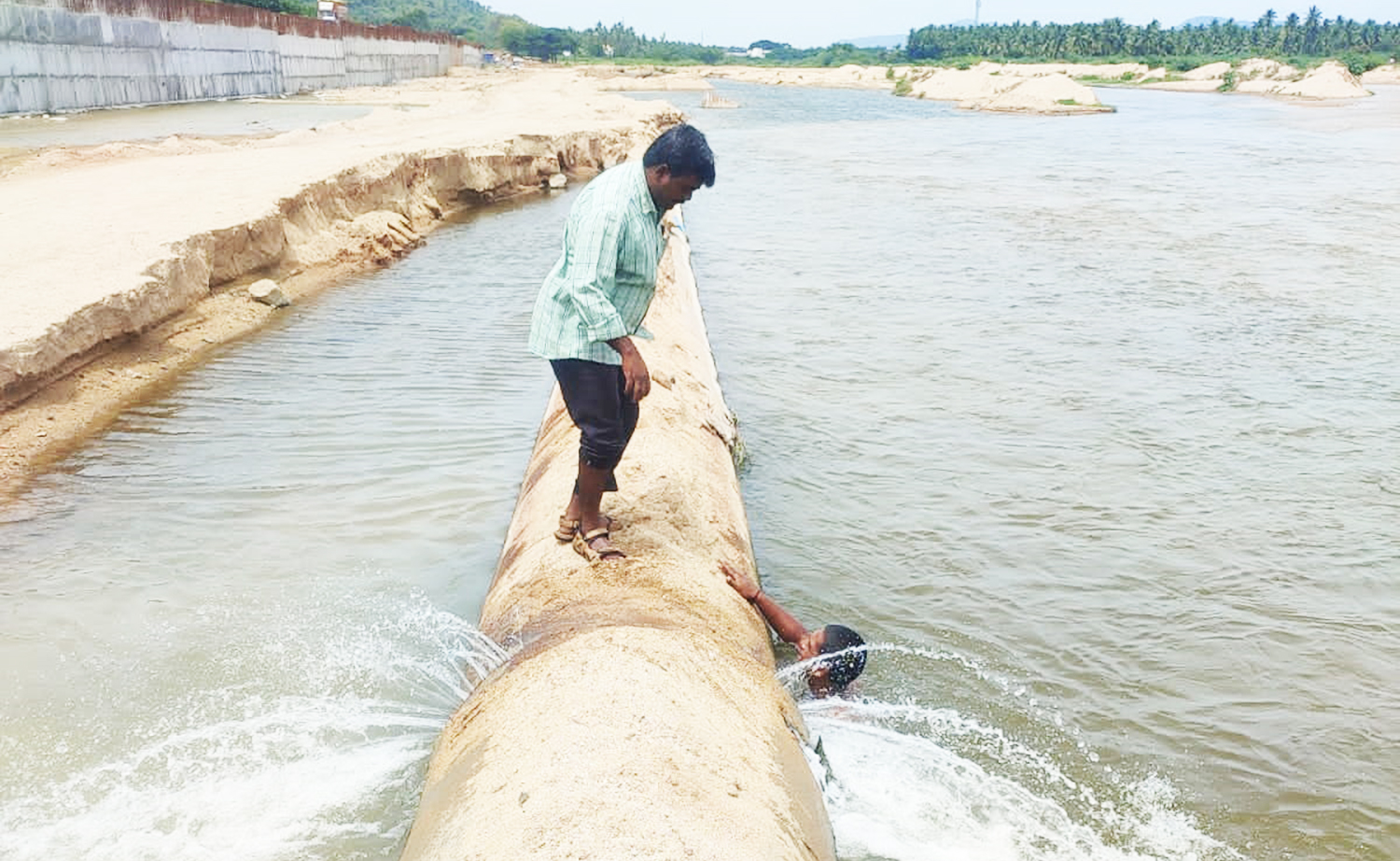 காவிரி கூட்டு குடிநீர் குழாயில் உடைப்பு காவிரி கூட்டு குடிநீர் குழாயில் உடைப்பு
