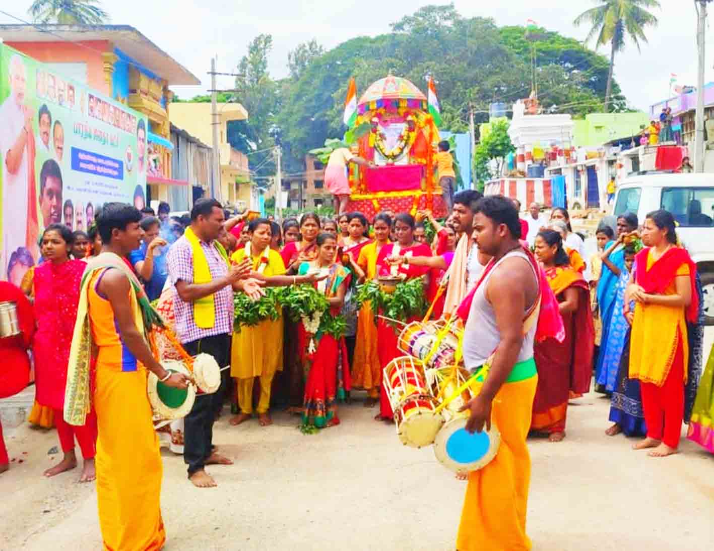 ஓசூர் தேர்பேட்டையில், ஓம் சக்தி கோவில் விழாவில் பெண்கள் தீச்சட்டி ஏந்தியவாறு ஊர்வலம் ஓசூர் தேர்பேட்டையில், ஓம் சக்தி கோவில் விழாவில் பெண்கள் தீச்சட்டி ஏந்தியவாறு ஊர்வலம்