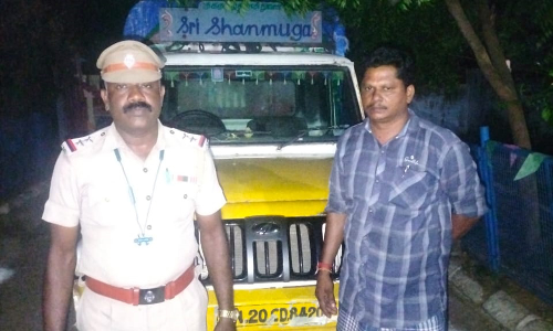 வேனில் கடத்தி வரப்பட்ட  390 கிலோ ரேஷன் அரிசி பறிமுதல்