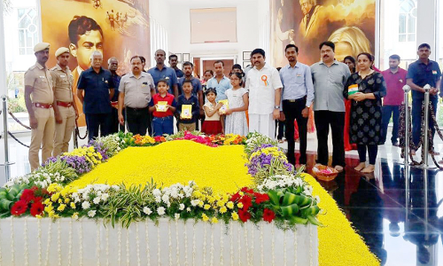 அப்துல்கலாம் குடும்ப  குழந்தைகளுக்கு நினைவு பரிசு