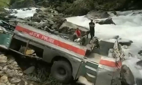 பள்ளத்தாக்கில் உருண்டு விழுந்த பேருந்து... 6 ராணுவ வீரர்கள் உயிரிழப்பு