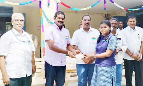 மாணவர்கள் எதிர்கால இலக்குகளை முடிவு செய்து லட்சியத்துடன் செயல்பட வேண்டும் - தொழிலதிபர் பேச்சு