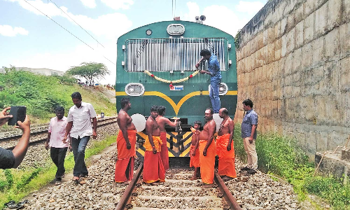 வண்டி கருப்பணசாமி கோவிலில் நூற்றுக்கும் மேற்பட்ட ஆடுகளை பலியிட்டு அசைவ விருந்து ரெயிலை நிறுத்தி வழிபட்ட ஊழியர்கள்