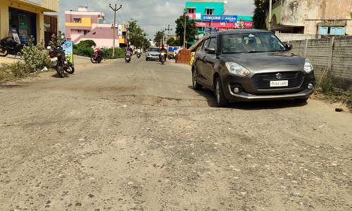 கடலூர் நத்தவெளி-சரவணாநகர் விரிவு பகுதியில் குண்டும் குழியுமான சாலையால் வாகன ஓட்டிகள் அவதி