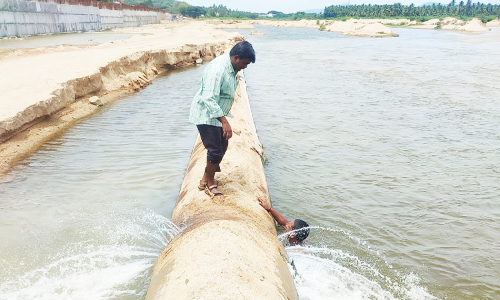 காவிரி கூட்டு குடிநீர் குழாயில் உடைப்பு