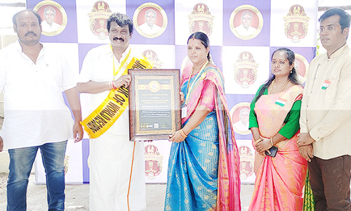 75 மாணவ-மாணவிகள் 75 நொடிகளில் 75 தேசியக்கொடி வரைந்து சாதனை